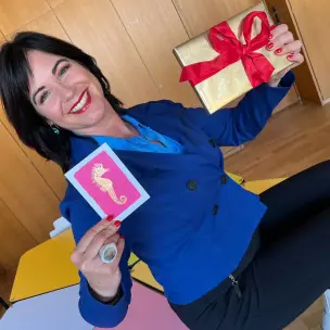 Maya Onken mit Geschenken