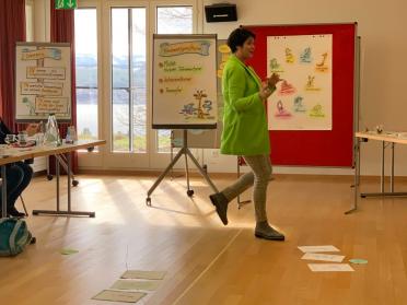 Maya Onken unterrichtet bewegend