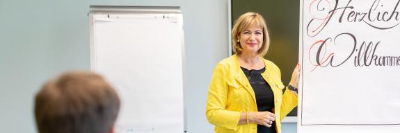 Kontakt Maya unterrichtet