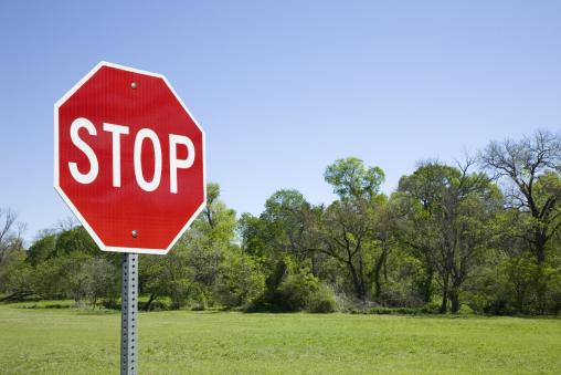 Ein Bild von einem Stoppverkehrszeichen